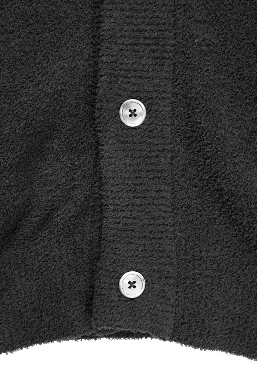 Load image into Gallery viewer, MASTERMIND WORLD LOUNGE CARDIGAN / SOFTLY BOA FLEECE (BLACK x CHARCOAL)
