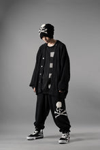 Load image into Gallery viewer, MASTERMIND WORLD LOUNGE LONG PANTS / SOFTLY BOA FLEECE (BLACK x WHITE)