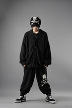 Load image into Gallery viewer, MASTERMIND WORLD LOUNGE LONG PANTS / SOFTLY BOA FLEECE (BLACK x WHITE)