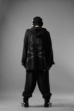 Load image into Gallery viewer, MASTERMIND WORLD LOUNGE FULL-ZIP HOODIE / SOFTLY BOA FLEECE (BLACK x CHARCOAL)