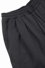 画像をギャラリービューアに読み込む, N/07 2 TUCKS EASY SHORTS / RIBBED CARDBOARD KNIT JERSEY (CHARCOAL)