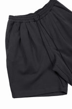 画像をギャラリービューアに読み込む, N/07 2 TUCKS EASY SHORTS / RIBBED CARDBOARD KNIT JERSEY (CHARCOAL)