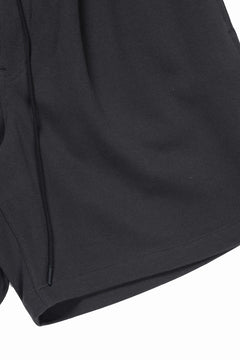 画像をギャラリービューアに読み込む, N/07 2 TUCKS EASY SHORTS / RIBBED CARDBOARD KNIT JERSEY (CHARCOAL)