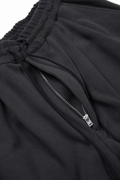 画像をギャラリービューアに読み込む, N/07 2 TUCKS EASY SHORTS / RIBBED CARDBOARD KNIT JERSEY (CHARCOAL)