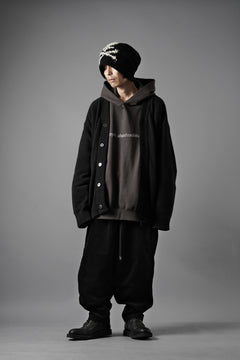 Load image into Gallery viewer, MASTERMIND WORLD LOUNGE CARDIGAN / SOFTLY BOA FLEECE (BLACK x CHARCOAL)