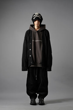 Load image into Gallery viewer, MASTERMIND WORLD LOUNGE CARDIGAN / SOFTLY BOA FLEECE (BLACK x CHARCOAL)