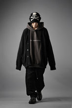 Load image into Gallery viewer, MASTERMIND WORLD LOUNGE CARDIGAN / SOFTLY BOA FLEECE (BLACK x CHARCOAL)