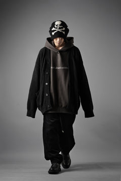 Load image into Gallery viewer, MASTERMIND WORLD LOUNGE CARDIGAN / SOFTLY BOA FLEECE (BLACK x CHARCOAL)