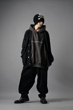 Load image into Gallery viewer, MASTERMIND WORLD LOUNGE CARDIGAN / SOFTLY BOA FLEECE (BLACK x CHARCOAL)