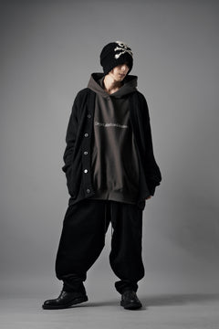 Load image into Gallery viewer, MASTERMIND WORLD LOUNGE CARDIGAN / SOFTLY BOA FLEECE (BLACK x CHARCOAL)