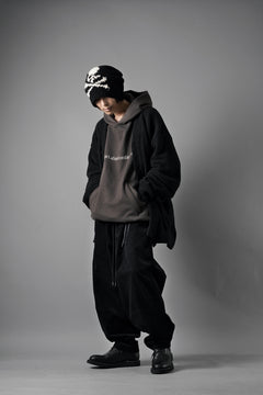 Load image into Gallery viewer, MASTERMIND WORLD LOUNGE CARDIGAN / SOFTLY BOA FLEECE (BLACK x CHARCOAL)