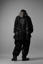 Load image into Gallery viewer, MASTERMIND WORLD LOUNGE CARDIGAN / SOFTLY BOA FLEECE (BLACK x CHARCOAL)