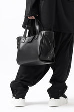 画像をギャラリービューアに読み込む, discord Yohji Yamamoto Gusset Diaphragm Tote Bag (M) / Smooth Cow Leather (BLACK)