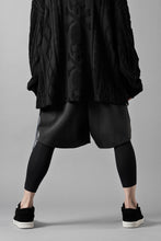 画像をギャラリービューアに読み込む, N/07 2 TUCKS EASY SHORTS / RIBBED CARDBOARD KNIT JERSEY (CHARCOAL)