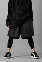 画像をギャラリービューアに読み込む, N/07 2 TUCKS EASY SHORTS / RIBBED CARDBOARD KNIT JERSEY (CHARCOAL)