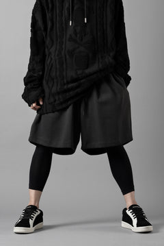 画像をギャラリービューアに読み込む, N/07 2 TUCKS EASY SHORTS / RIBBED CARDBOARD KNIT JERSEY (CHARCOAL)