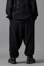 Load image into Gallery viewer, MASTERMIND WORLD LOUNGE LONG PANTS / SOFTY BOA FLEECE (BLACK x CHARCOAL)