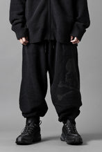 Load image into Gallery viewer, MASTERMIND WORLD LOUNGE LONG PANTS / SOFTY BOA FLEECE (BLACK x CHARCOAL)