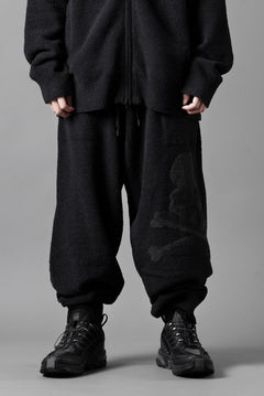 Load image into Gallery viewer, MASTERMIND WORLD LOUNGE LONG PANTS / SOFTY BOA FLEECE (BLACK x CHARCOAL)
