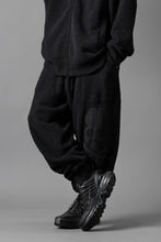Load image into Gallery viewer, MASTERMIND WORLD LOUNGE LONG PANTS / SOFTY BOA FLEECE (BLACK x CHARCOAL)