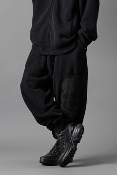 Load image into Gallery viewer, MASTERMIND WORLD LOUNGE LONG PANTS / SOFTY BOA FLEECE (BLACK x CHARCOAL)