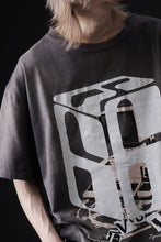 画像をギャラリービューアに読み込む, ZIG UR IDOL FADED & CRACKED SS TOPS - 666 (VINTAGE GREY)