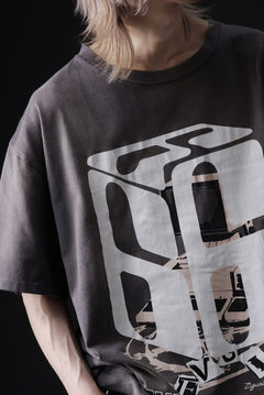 画像をギャラリービューアに読み込む, ZIG UR IDOL FADED & CRACKED SS TOPS - 666 (VINTAGE GREY)