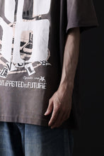 画像をギャラリービューアに読み込む, ZIG UR IDOL FADED & CRACKED SS TOPS - 666 (VINTAGE GREY)