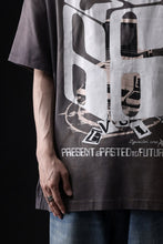 画像をギャラリービューアに読み込む, ZIG UR IDOL FADED & CRACKED SS TOPS - 666 (VINTAGE GREY)