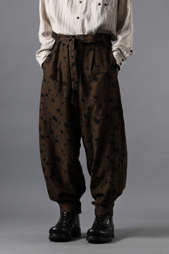 画像をギャラリービューアに読み込む, Aleksandr Manamis exclusive BUTTON LEG LOOSE PANT (BLACK / BROWN)