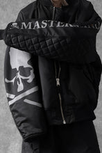 Load image into Gallery viewer, mastermind WORLD x ALPHA INDUSTRIES RIVERSIBLE MA-1 JACKET (BLACK)