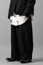 画像をギャラリービューアに読み込む, Aleksandr Manamis Wide Tapered Ankle Pant / Mesh Linen (BLACK)