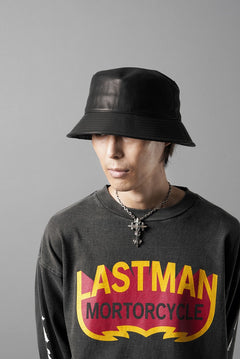 画像をギャラリービューアに読み込む, ISAMU KATAYAMA BACKLASH BUCKET HAT / MONOCHROME LUXURY STEER (BLACK)