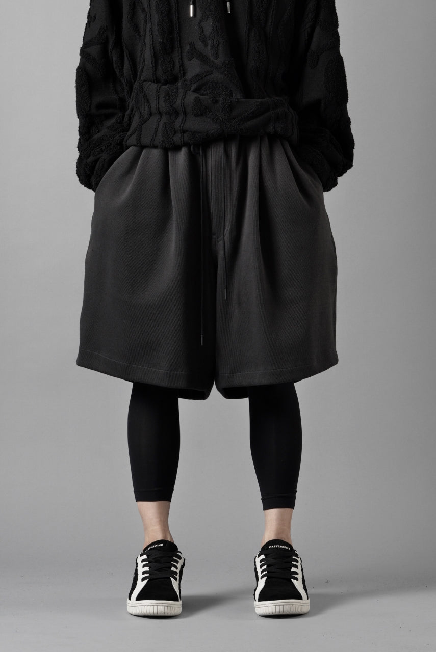 画像をギャラリービューアに読み込む, N/07 2 TUCKS EASY SHORTS / RIBBED CARDBOARD KNIT JERSEY (CHARCOAL)