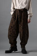 画像をギャラリービューアに読み込む, Aleksandr Manamis exclusive BUTTON LEG LOOSE PANT (BLACK / BROWN)