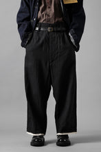 画像をギャラリービューアに読み込む, KLASICA "GALWAY" CUT OFF BOLD STRAIGHT TROUSERS / "END ON END" SUPER 120's WOOL x HEMP (MATT BLACK)