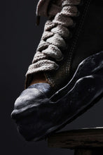 画像をギャラリービューアに読み込む, ISAMU KATAYAMA BACKLASH xx Maison MIHARA YASUHIRO “HANK” OG SOLE STEER SUEDE GARMENT-DYED LOW-TOP SNEAKER (BLACK)