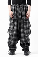 画像をギャラリービューアに読み込む, A.F ARTEFACT HEM-STRING WIDE CARGO PANTS / OMBRE FLANNEL(BLACK x WHITE)
