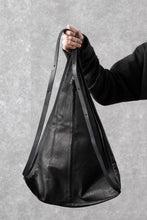 Load image into Gallery viewer, m.a+ medium pyramid back pack / BL42/SY1.0 (BLACK)