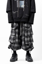 画像をギャラリービューアに読み込む, A.F ARTEFACT HEM-STRING WIDE CARGO PANTS / OMBRE FLANNEL(BLACK x WHITE)