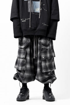 画像をギャラリービューアに読み込む, A.F ARTEFACT HEM-STRING WIDE CARGO PANTS / OMBRE FLANNEL(BLACK x WHITE)