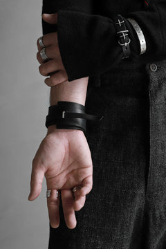 Load image into Gallery viewer, m.a+ croissant wrist band #2 / A-F0K3/GR3,0 (BLACK)