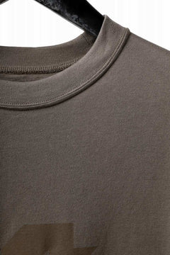 画像をギャラリービューアに読み込む, A.F ARTEFACT NUMBERRING PRINT OVER SIZED S/S TEE (BROWN)