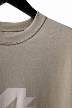 画像をギャラリービューアに読み込む, A.F ARTEFACT NUMBERRING PRINT OVER SIZED S/S TEE (BEIGE)
