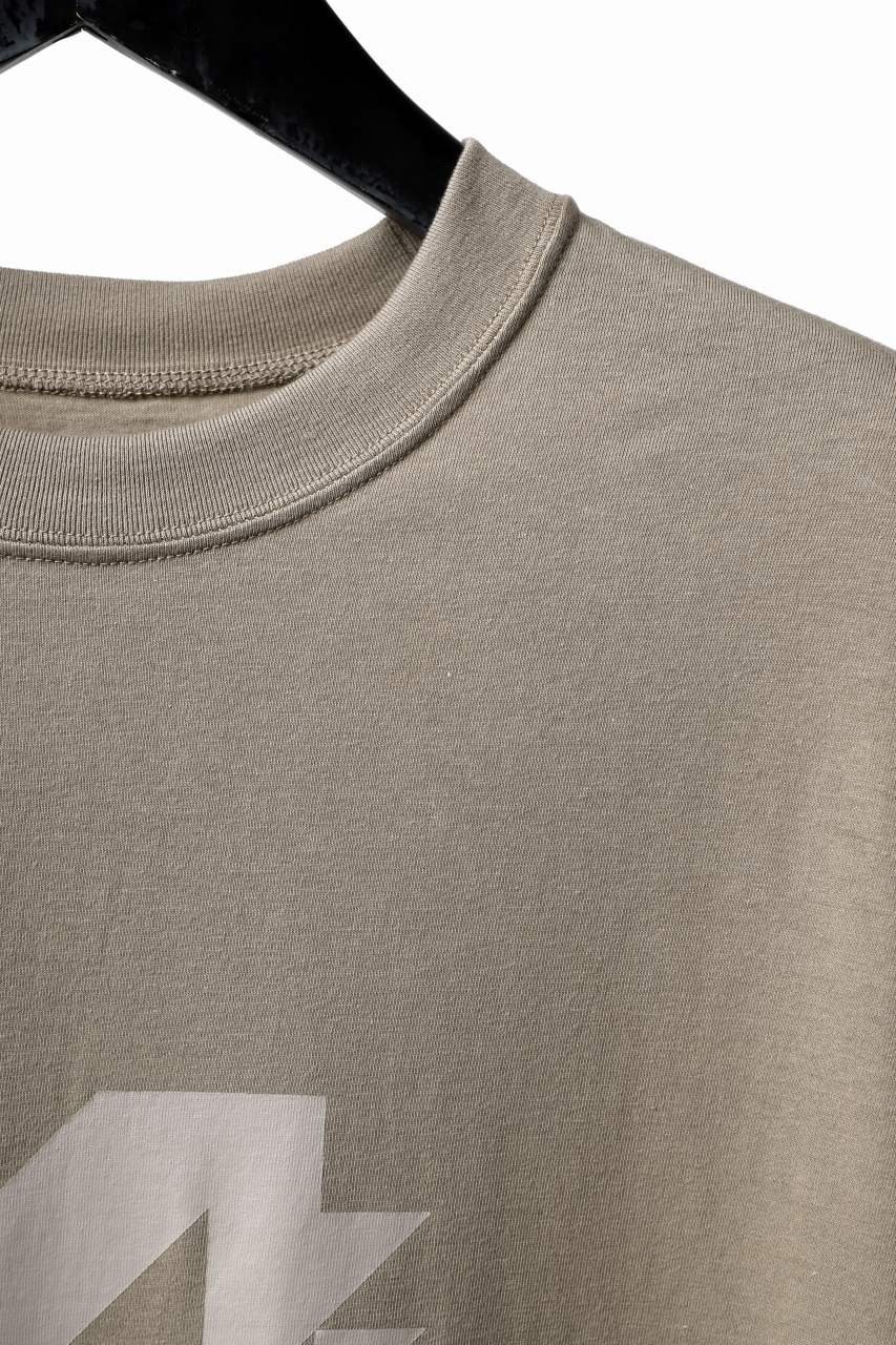 画像をギャラリービューアに読み込む, A.F ARTEFACT NUMBERRING PRINT OVER SIZED S/S TEE (BEIGE)