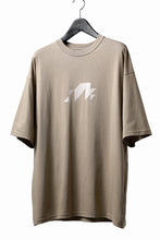 画像をギャラリービューアに読み込む, A.F ARTEFACT NUMBERRING PRINT OVER SIZED S/S TEE (BEIGE)