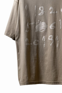 画像をギャラリービューアに読み込む, A.F ARTEFACT NUMBERRING PRINT OVER SIZED S/S TEE (BEIGE)