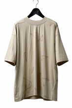 画像をギャラリービューアに読み込む, A.F ARTEFACT PYRA PATTERN PRINT THICK-COLLAR LOOSEY TEE (BEIGE)