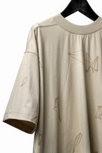 画像をギャラリービューアに読み込む, A.F ARTEFACT PYRA PATTERN PRINT THICK-COLLAR LOOSEY TEE (BEIGE)