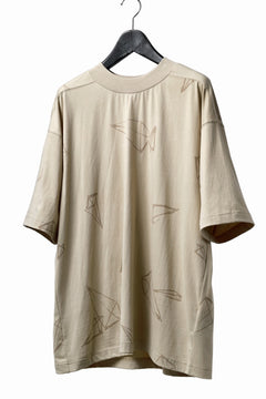 画像をギャラリービューアに読み込む, A.F ARTEFACT PYRA PATTERN PRINT THICK-COLLAR LOOSEY TEE (BEIGE)